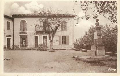 .CPA FRANCE 84 " Châteauneuf de Gadagne, Place de la Pastière et Monument de Mr Goujon"