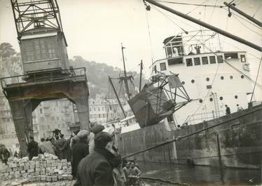 PHOTO ORIGINALE DE PRESSE / FRANCE 06 "Nice, repêchage d'un bâti métallique, 1950"