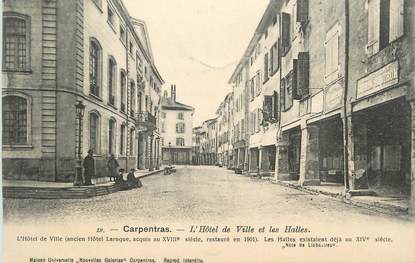 .CPA  FRANCE 84 " Carpentras, L'Hôtel de Ville et les halles"