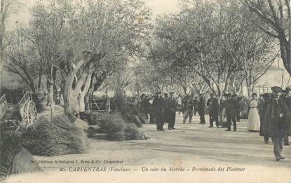 .CPA  FRANCE 84 " Carpentras, Un coin du marché, promenade des platanes"