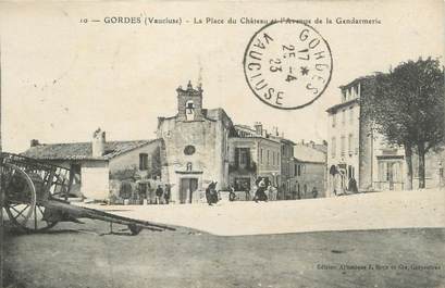 .CPA  FRANCE 84 " Gordes, La place du château et l'avenue de la Gendarmerie"