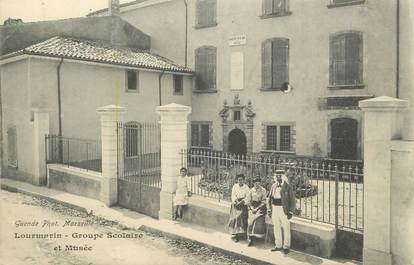 .CPA  FRANCE 84 " Lourmarin, Groupe scolaire et musée"