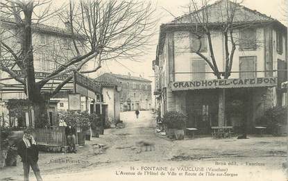 .CPA  FRANCE 84 " Fontaine de Vaucluse, Avenue de l'Hôtel de Ville et route de l'Isle sur Sorgue'