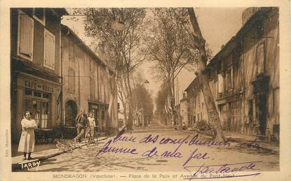 .CPA  FRANCE 84 "Mondragon, Place de la Paix et avenue du Pont Neuf"