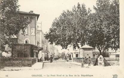 .CPA  FRANCE 84 "Orange, Le Pont Neuf et la Rue de la République"