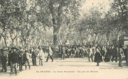 .CPA  FRANCE 84 "Orange, Les Cours Pourtoules un jour de marché"