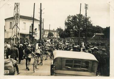 PHOTO ORIGINALE / FRANCE 33 "Tour de France juste avant Bordeaux, le passage à niveau" / CYCLISME