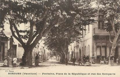 .CPA  FRANCE 84 "Sorgues, Fontaine place de la République et rue des Remparts"