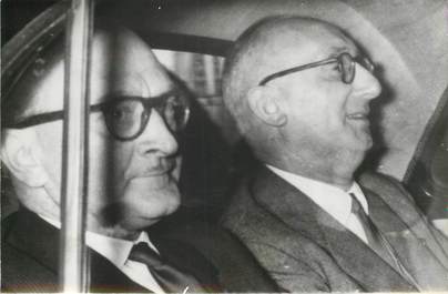  PHOTO ORIGINALE / FRANCE 52 "G. MOLLET et DEIXONNE rendant visite au Gal DE GAULLE à Colombey les Deux Eglises, 1956"