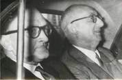 France  PHOTO ORIGINALE / FRANCE 52 "G. MOLLET et DEIXONNE rendant visite au Gal DE GAULLE à Colombey les Deux Eglises, 1956"