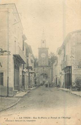 .CPA  FRANCE 84 "Le Thor, Rue St Pierre et portail de l'horloge"