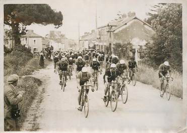  PHOTO ORIGINALE / FRANCE 56 "Roche Bernard, le Tour de France" / CYCLISME