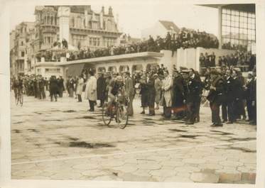  PHOTO ORIGINALE / FRANCE 59 "Le Tour de France, arrivée de Magne à Malo les Bains" / CYCLISME