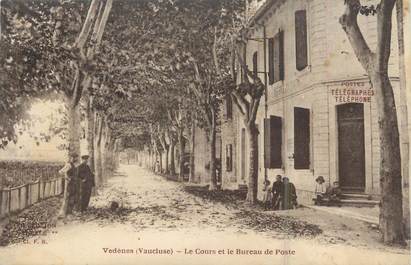 .CPA  FRANCE 84 "Vedènes, Le Cours et le bureau de Poste"
