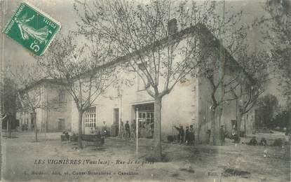 .CPA  FRANCE 84 "Les Vignières, Rue de la Porte"