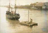 France  PHOTO ORIGINALE / FRANCE 62 " Boulogne, traversée de la Manche avec un radeau en bouchons, 1958"