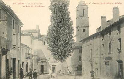 .CPA  FRANCE 84 "Valréas,  Place Faucher et Tour des Cordeliers"