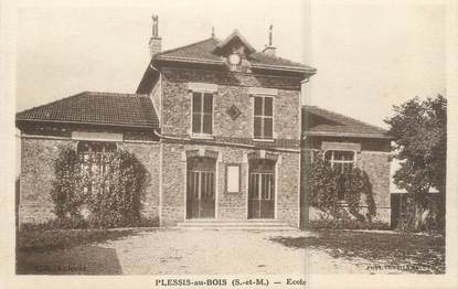 .CPA  FRANCE 77 "Plessis au Bois, Ecole"