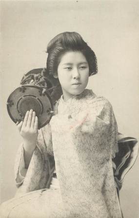  CPA  JAPON  /  GEISHA avec son tambour