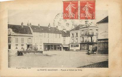 CPA FRANCE 77  "La Ferté Gaucher, Place et hôtel de ville"