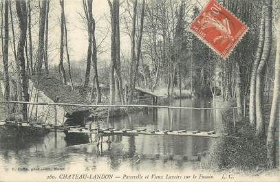 .CPA  FRANCE 77 "Château - Landon, Passerelle et vieux lavoirs sur le Fusain"