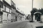 77 Seine Et Marne .CPSM   FRANCE 77 "Couilly Pont aux Dames, Grande rue"