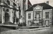 77 Seine Et Marne .CPSM   FRANCE 77 "Donnemarie en Montois, Hôtel de ville, monument aux morts"