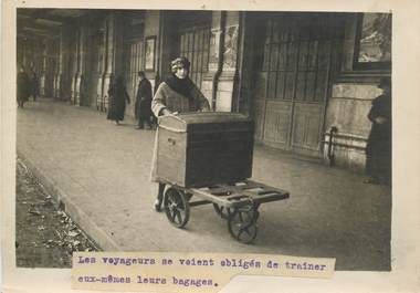 PHOTO ORIGINALE / FRANCE 75 "Paris, une voyageuse"