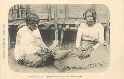  CPA MADAGASCAR "Femmes Betsimisaraka tressant une Natte"