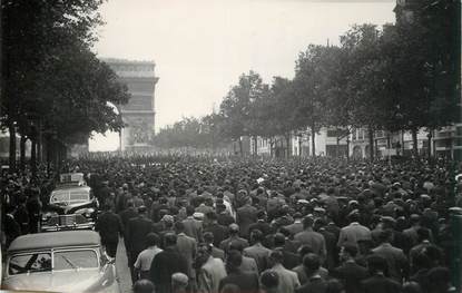 PHOTO ORIGINALE / FRANCE 75 "Paris, anciens prisonniers remontant les Champs Elysées"