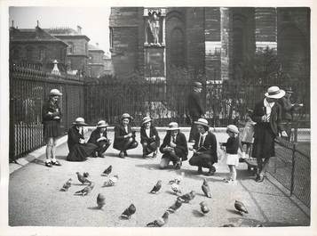 PHOTO ORIGINALE / FRANCE 75 "Paris, écoliers anglais donnant à manger aux pigeons"