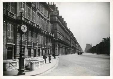 PHOTO ORIGINALE / FRANCE 75 "Paris, rue de Rivoli pendant un Dimanche d'Août"