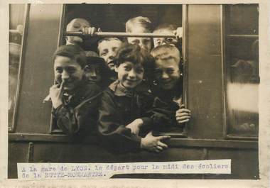 PHOTO ORIGINALE / FRANCE 75 "Paris, A la gare de Lyon, le départ des écoliers de la Butte Montmartre"