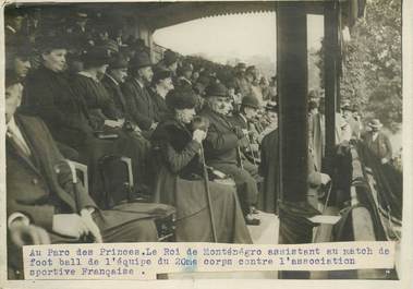 PHOTO ORIGINALE / FRANCE 75 "Paris, Parc des Princes, le roi du Monténégro assistant au match de foot" / SPORT