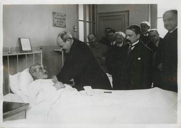 PHOTO ORIGINALE / FRANCE 75 "Paris, Hospice de Sèvres, remise de la Légion d'Honneur au facteur de la gare de Sèvres"