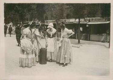 PHOTO ORIGINALE / FRANCE 75 "Paris, Palais royal, les marchandes d'oublis de 1830"