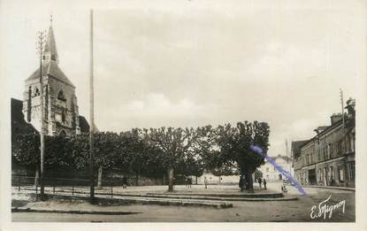 .CPSM   FRANCE 77 "Jouy  sur Morin, Place de l'église"