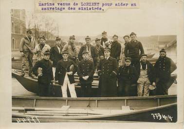 PHOTO ORIGINALE / FRANCE 75 "Paris, marins venus de Lorient pour aider au sauvetage des sinistrés"