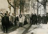 75 Pari PHOTO ORIGINALE / FRANCE 75 "Paris, manifestations aux Champs Elysées"