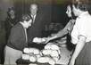 PHOTO ORIGINALE / FRANCE 75 "Paris, distribution de pain aux économiquement faibles, 1956"