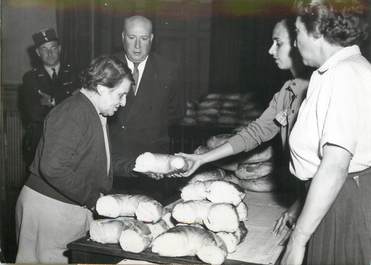 PHOTO ORIGINALE / FRANCE 75 "Paris, distribution de pain aux économiquement faibles, 1956"