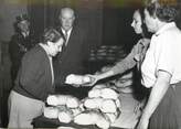 75 Pari PHOTO ORIGINALE / FRANCE 75 "Paris, distribution de pain aux économiquement faibles, 1956"