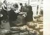 PHOTO ORIGINALE / FRANCE 75 "Paris, distribution de pain aux économiquement  faibles, 1956"