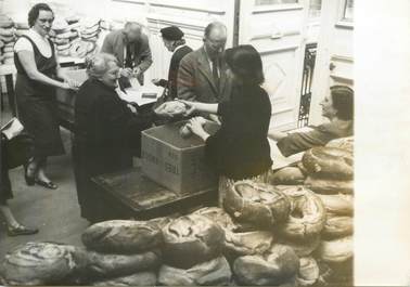 PHOTO ORIGINALE / FRANCE 75 "Paris, distribution de pain aux économiquement  faibles, 1956"