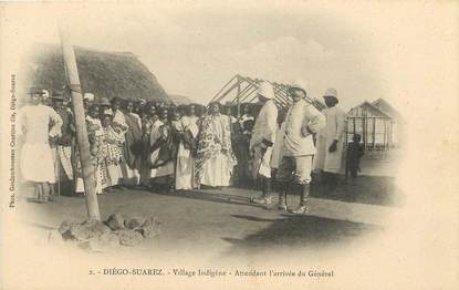  CPA MADAGASCAR "Diégo Suarez, Village indigène, attendant l'arrivée du Général"