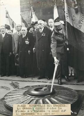 PHOTO ORIGINALE / FRANCE 75 "Paris, le Gal Koenig ranimant la flamme du Soldat inconnu"