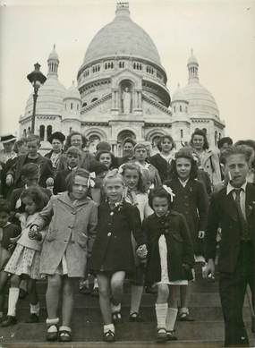 PHOTO ORIGINALE / FRANCE 75 "Paris, enfants de l'Ecole de Vulaines (Aube) à Montmartre"