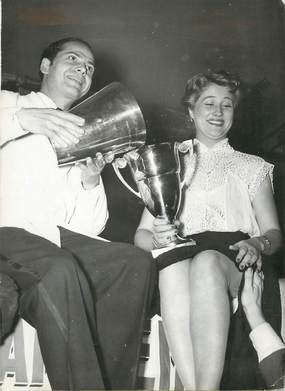 PHOTO ORIGINALE / FRANCE 75 "Paris, finale des championnats pour le titre de Ier Barman de France, 1952"
