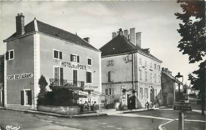 .CPSM  FRANCE  21 "Pouilly  en Auxois, La place, la Mairie"