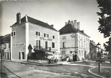 .CPSM  FRANCE  21 "Pouilly  en Auxois, La place, la Mairie  "